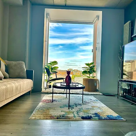 Apartment Captivating 2-bed Skyview In