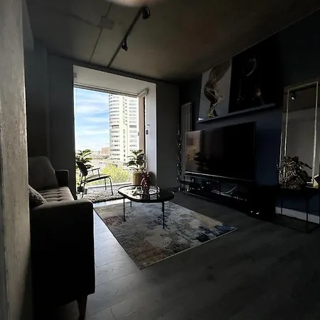 Captivating 2-bed Skyview In Apartment *