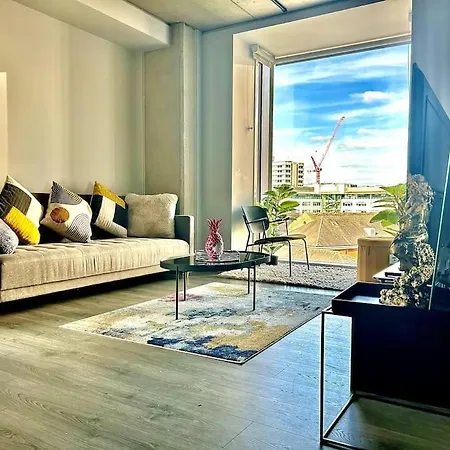 Captivating 2-bed Skyview In Apartment