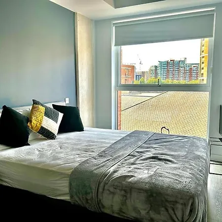 Apartment Captivating 2-bed Skyview In