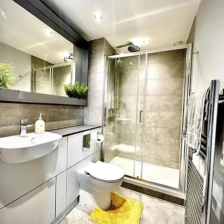 Captivating 2-bed Skyview In Apartment *
