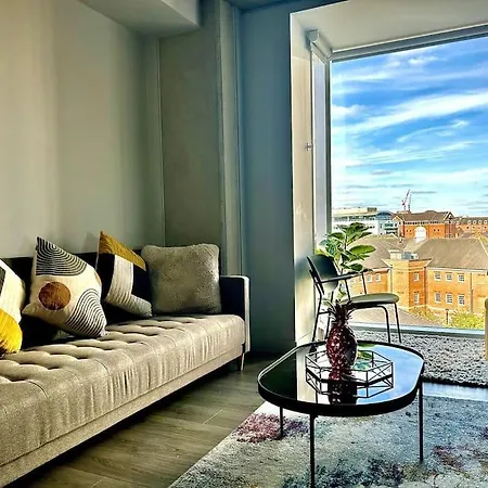 Apartment Captivating 2-bed Skyview In